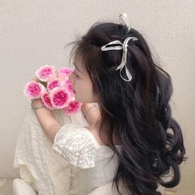 出墙红杏两家春